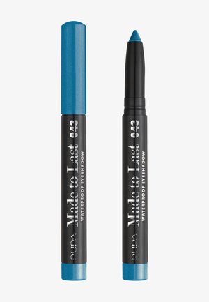 Matita ombretto waterproof in una vivace tonalità di blu. Presenta un corpo nero opaco con testo bianco e una punta arrotondata per un'applicazione precisa.