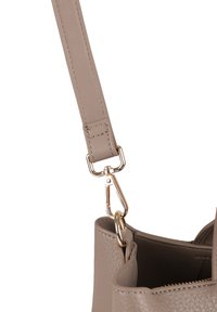 Borsa a tracolla in pelle beige con una finitura testurizzata. Caratterizzata da una chiusura in metallo dorato e una tracolla regolabile, presenta un design minimalista.