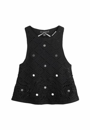 Schwarzes, ärmelloses Häkeloberteil mit geometrischen und floralen Mustern, verziert mit kleinen silbernen Rundnieten und einem runden Ausschnitt.