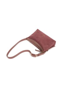 Sac à main en daim violet avec une fermeture éclair, une bandoulière en cuir marron, et un logo accent doré. Texture lisse avec une forme rectangulaire élégante.