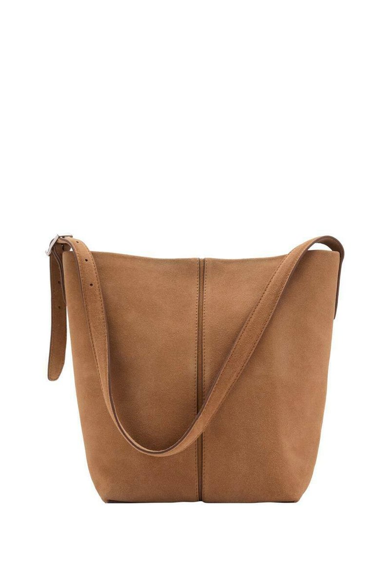 Tan suède tote bag met een zachte textuur, voorzien van een enkele schouderband en minimale naaddetails voor een schone, moderne uitstraling.