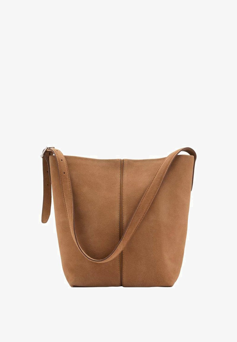 Tan suède tote bag met een zachte textuur, voorzien van een enkele schouderband en minimale naaddetails voor een schone, moderne uitstraling.