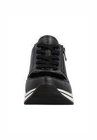 Zwarte leren sneaker met een gestructureerde afwerking, voorzien van een vetersluiting aan de voorkant, een zijrits en een witte gestreepte zool. Gladde zwarte accenten aanwezig.