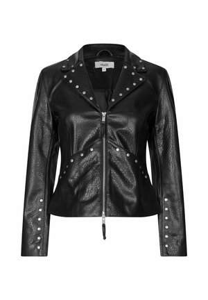 Giubbotto da moto in pelle nera con chiusura frontale a zip, colletto e polsini borchiati, superficie testurizzata e cuciture angolate per un look aderente.