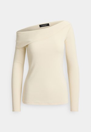 Cremefarvet langærmet ribstrikket top med asymmetrisk off-shoulder halsudskæring og let figursyet silhuet.