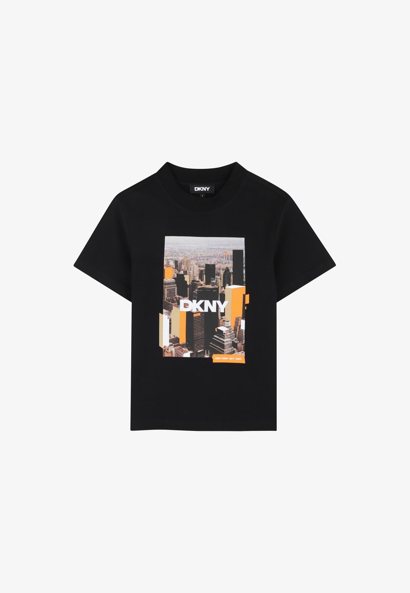 T-shirt en coton noir avec une impression photo d'une silhouette urbaine aux accents orange et blanc. Manches courtes et col rond.