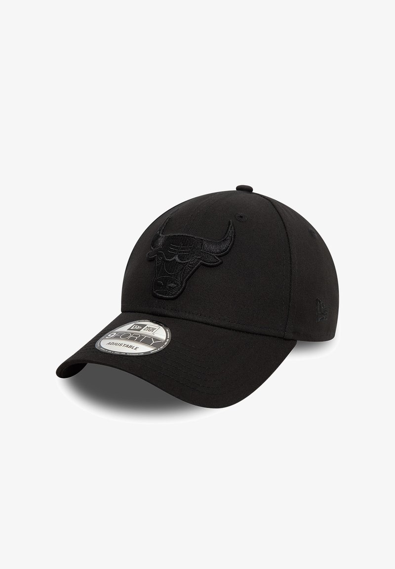 Gorra de béisbol negra con visera curvada, logo de toro bordado en la parte delantera y pegatina con la inscripción 9FORTY adjustable.