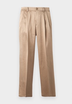 Pantaloni bej, croială lejeră, cu pliuri, închidere cu nasture și bucle pentru curea. Confecționați dintr-un material ușor, cu o textură netedă și picioare drepte.