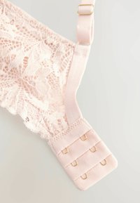 Roze kanten bh met bloemenpatronen, zachte stof, verstelbare banden en een haak-en-oogsluiting met goudkleurige hardware.