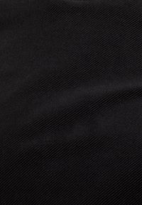 Schwarzer Stoff mit glatter Textur und diagonaler Rippstruktur, die subtile Lichtreflexionen über die Oberfläche erzeugt.