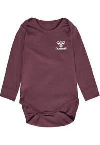 Body niemowlęce z długim rękawem w ciemnym mauve. Posiada okrągły dekolt, zapięcie na napy na dole oraz białe logo na piersi.