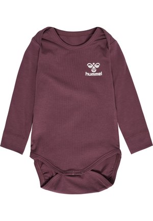 Langærmet baby bodystocking i mørk mauve stof. Har rund halsudskæring, trykknaplukning i bunden og et hvidt logo på brystet.
