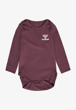 Lange mouwen babypakje in donker mauve stof. Bevat een ronde halslijn, drukknoopsluiting aan de onderkant en een wit logo op de borst.