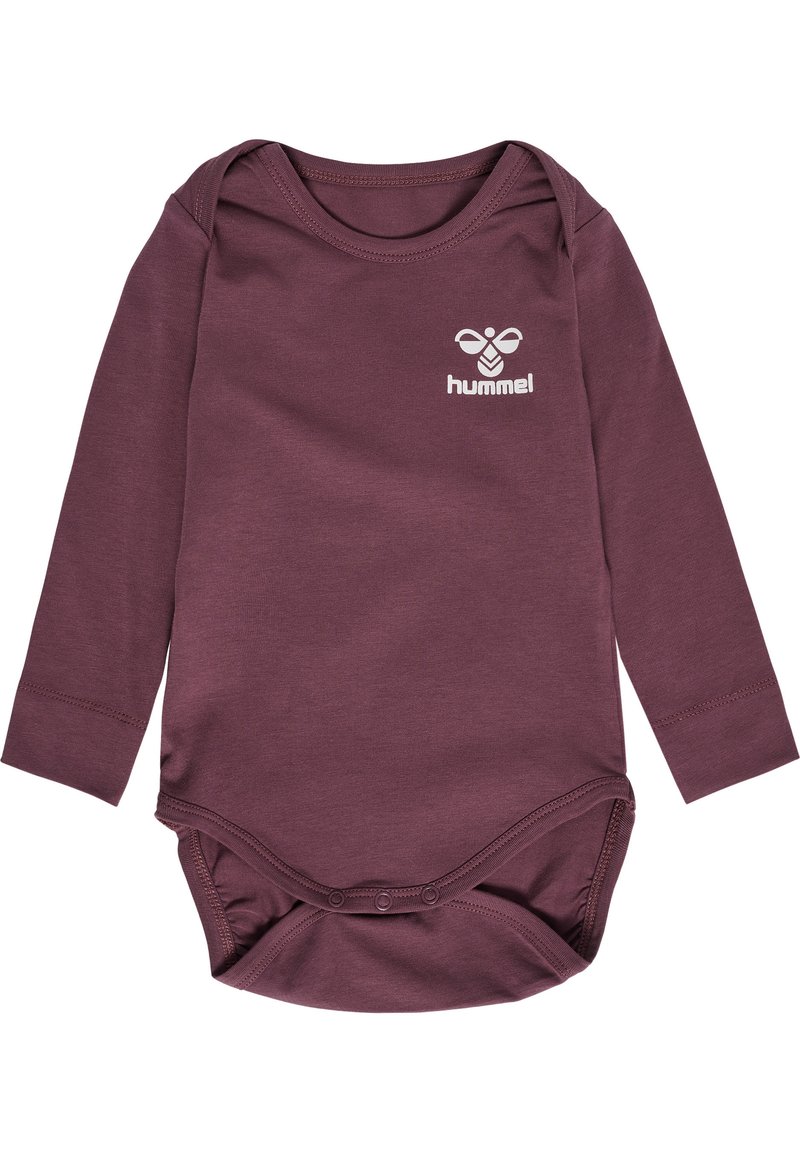 Body niemowlęce z długim rękawem w ciemnym mauve. Posiada okrągły dekolt, zapięcie na napy na dole oraz białe logo na piersi.