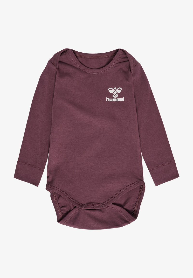 Lange mouwen babypakje in donker mauve stof. Bevat een ronde halslijn, drukknoopsluiting aan de onderkant en een wit logo op de borst.