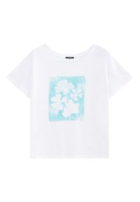 Camiseta de algodón blanca con mangas cortas. Presenta un estampado floral azul claro sobre un fondo cuadrado. Cuello redondo, ajuste relajado.