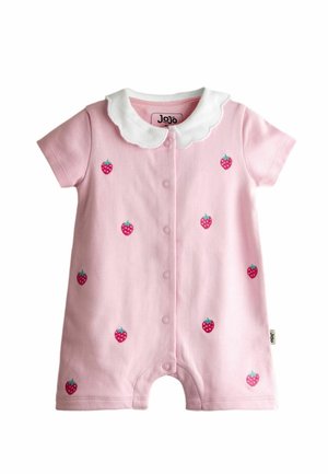 Lyserød babyheldragt med hvid bølget krave, trykknapper foran og små broderede jordbær spredt på stoffet.
