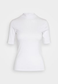 Hvid tætsiddende kortærmet skjorte med en mock neck krave, præsenteret på en ensfarvet lys grå baggrund.