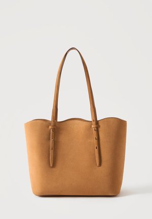 Borsa tote in camoscio color cuoio con due tracolle regolabili e un bordo superiore leggermente curvo su sfondo semplice.
