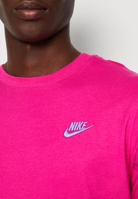 Nike Sportswear CLUB TEE - T-shirt básica - active pink