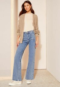 Friends Like These STITCH SLEEVE - REGULAR FIT - Vesta na kopčanje - camel