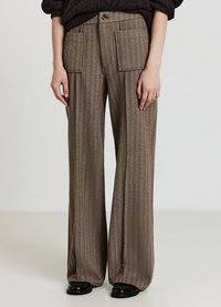Hose mit weitem Bein in braunem Fischgr�ätmuster, mit Vordertaschen und Knopfverschluss. Der Stoff wirkt weich und hat eine glatte Textur.