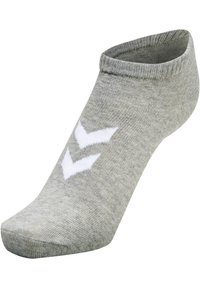 Ljusgrå ankelsocka med mjuk textur. Har ett vitt zigzag-mönster på sidan och en ribbad mudd för en snug passform.