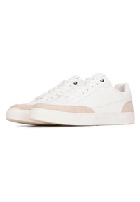 Zapatillas blancas con acentos de ante beige, suelas planas y diseño de cordones; cuentan con cuero liso y superposiciones de ante texturizado.