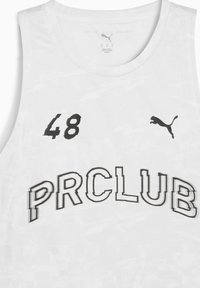 Hvid sports tanktop med nummeret "48" og ordet "PRCLUB" trykt i sort, med et lille Puma-logo på siden.