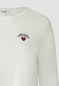 Weißes langärmliges T-Shirt aus Baumwolle mit gesticktem Text "BONJOUR MON AMOUR" und einem Herzen in Burgunderrot. Rundhalsausschnitt, einfaches Design.