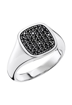 Silberner Ring mit quadratischem Oberteil, auf dem mehrere kleine, runde schwarze Steine dicht in einem Gitternetzmuster angeordnet sind.