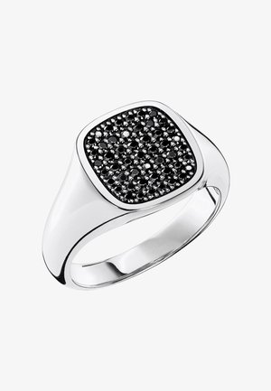 Silberner Ring mit quadratischem Oberteil, auf dem mehrere kleine, runde schwarze Steine dicht in einem Gitternetzmuster angeordnet sind.