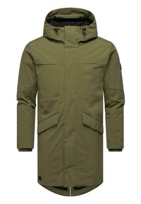 Parka u maslinasto zelenoj boji, vodootporna, s kapuljačom, s dva prednja džepa, zatvaranjem na cipzar i dužim stražnjim rubom za dodatnu zaštitu.