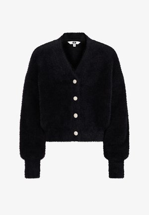 Cárdigan negro peludo con mangas largas, cuello en V, puños acanalados y cuatro botones decorativos similares a perlas en la parte delantera.