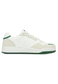 Sneaker bianchi e crema con accenti verdi, dotati di una tomaia in pelle liscia, pannelli in suede e una suola in gomma testurizzata.