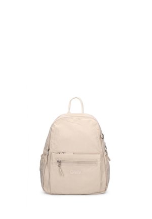 Zaino beige con tasca frontale con zip, tasche laterali, maniglia superiore e logo GIVIV centrato sulla tasca frontale.