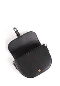 Černá kožená taška oválného tvaru, minimalistického designu, se zlatými kovovými prvky a otevřeným klopovým uzávěrem, který odhaluje hladký interiér.