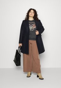 ONLY Carmakoma CARMIKO LIFE TIGER BOX - Camisola - black