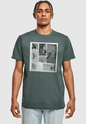 Mørkegrøn t-shirt lavet af bomuld, prydet med et collage af sorte og hvide billeder af basketballstel på forsiden.