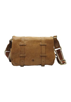 Sac messager en cuir texturé marron avec deux sangles avant et une bandoulière tissée réglable avec boucle.