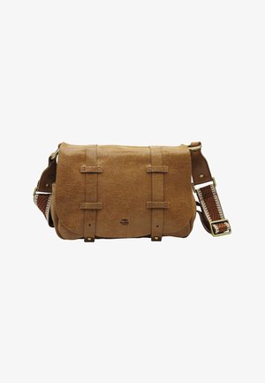 Sac messager en cuir texturé marron avec deux sangles avant et une bandoulière tissée réglable avec boucle.