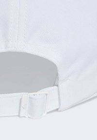 Bijela pamučna kapa s teksturiranim materijalom, s plastičnom podesivom trakicom i metalnim dijelovima straga. Jednostavan dizajn, bez uzoraka.