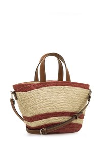 Geweven strohandtas met rode en beige strepen, voorzien van twee korte handvatten en een afneembare bruine schouderriem.