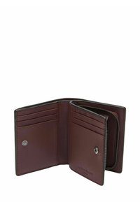 Brązowy skórzany portfel z wieloma przegródkami na karty, zamkiem błyskawicznym oraz zatrzaskiem, o gładkiej fakturze i wypolerowanych krawędziach.