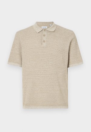 Polo shirt beige, manches courtes, en tissu tricoté texturé, patte de boutonnage à trois boutons, col classique, motif subtil, coupe décontractée.