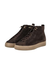Bottes chelsea en suede brun avec bout rond, semelle en caoutchouc texturé couleur beige, quincaillerie dorée et lacets détaillés à l'avant.