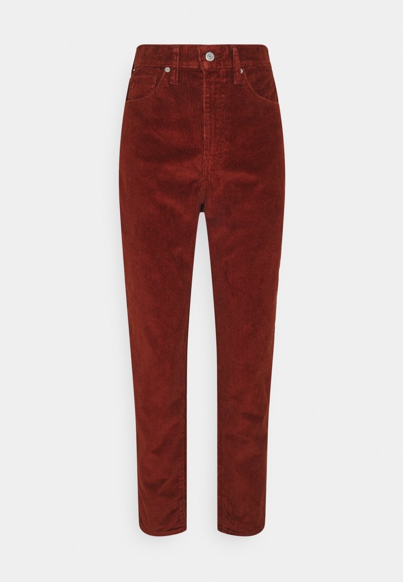 Pantalon en velours côtelé rouge rouille taille haute, coupe droite, avec bouton devant, fermeture éclair et poches latérales sur fond blanc.