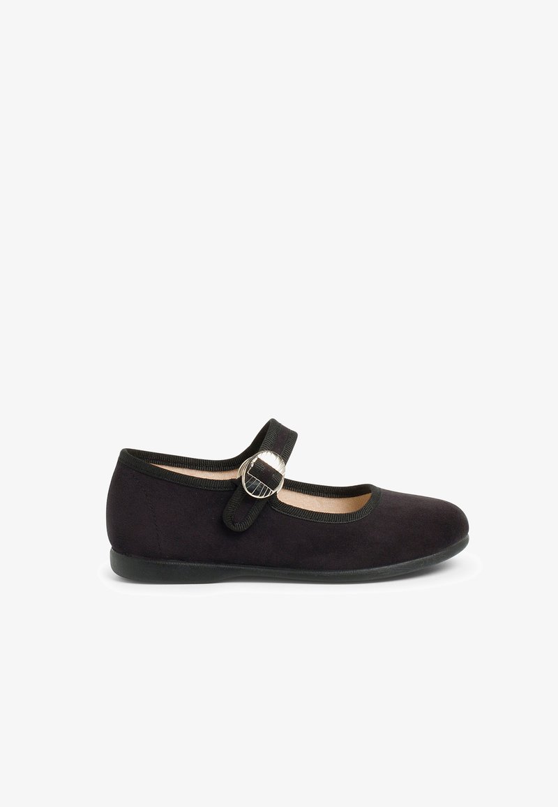 Chaussure plate Mary Jane en suède noir avec bout rond, sangle ajustable, détail de boucle en argent et semelle en caoutchouc. Doublure en tissu souple.