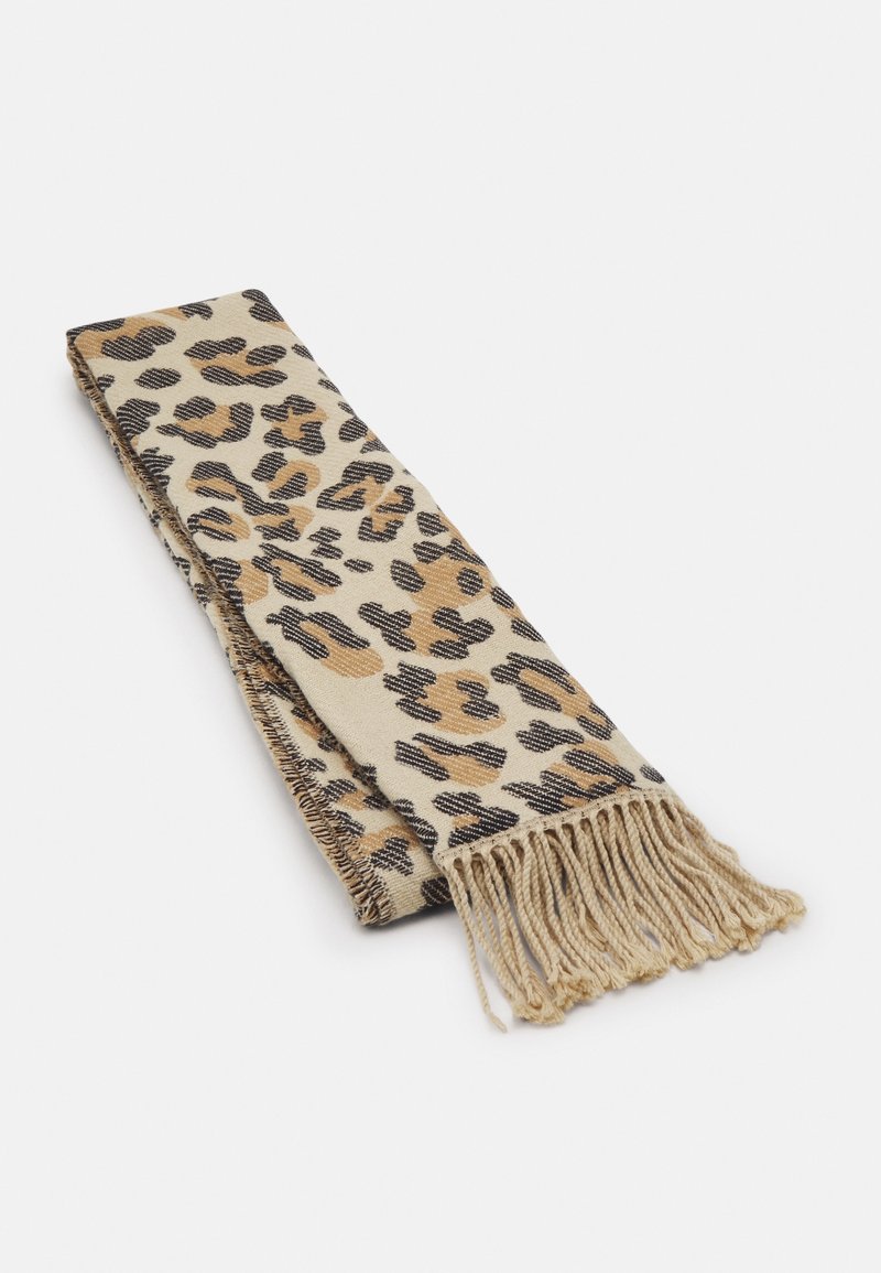 Écharpe beige pliée avec des taches de léopard noires et brunes et des extrémités à franges sur un fond blanc.