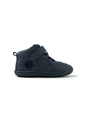 Baskets montantes pour enfants de couleur bleu marine, avec une finition en cuir texturé, comportant un laçage à l'avant et une sangle Velcro pour un ajustement sécurisé.